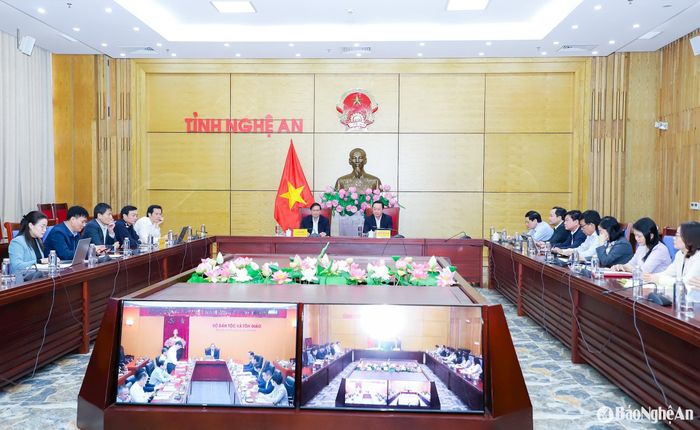 Các đồng chí: Nguyễn Đức Trung - Bí thư Tỉnh ủy; Lê Hồng Vinh - Phó Bí thư Tỉnh ủy, Chủ tịch UBND tỉnh tham dự tại điểm cầu Nghệ An. Ảnh: Phạm Bằng