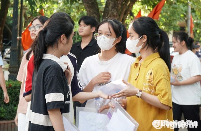 Thí sinh trao đổi bài sau khi hoàn thành bài thi vào lớp 10. Ảnh tư liệu: Mỹ Hà