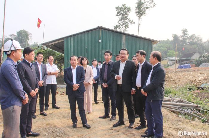 Đoàn công tác của tỉnh kiểm tra tiến độ thi công dự án Trường Phổ thông dân tộc nội trú THCS huyện Con Cuông. Ảnh: Mai Hoa