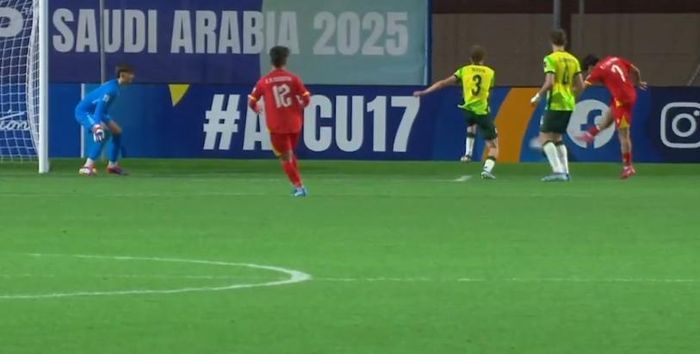Duy Khang bất ngờ ghi siêu phẩm từ góc hẹp, giúp U17 Việt Nam thoát thua