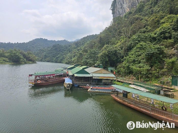 Các nhà hàng nổi vẫn hoạt động rầm rộ bất chấp lệnh cấm. Ảnh: Tiến Hùng