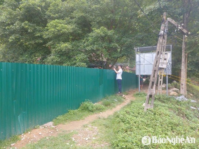 Rào chắn trước khi bị phá. Ảnh: Tiến Hùng