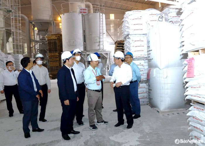 Đồng chí Bùi Thanh An - Ủy viên Ban Thường vụ Tỉnh ủy, Phó Chủ tịch Thường trực UBND tỉnh trao đổi với lãnh đạo Công ty cổ phần Khoáng sản Toàn Cầu ở Cụm công nghiệp Thọ Hợp. Ảnh: Nguyên Nguyên