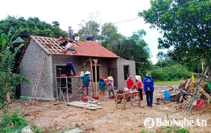Huyện Yên Thành huy động sức dân làm nhà ở cho người có hoàn cảnh đặc biệt khó khăn. Ảnh: Mai Hoa