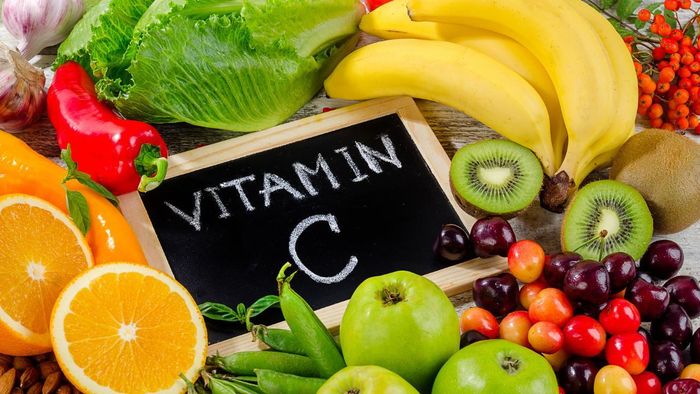 Cách tốt nhất để bổ sung vitamin C là thông qua chế độ ăn uống cân bằng bao gồm các loại trái cây như cam, dâu tây và kiwi, cũng như các loại rau như ớt chuông và bông cải xanh.