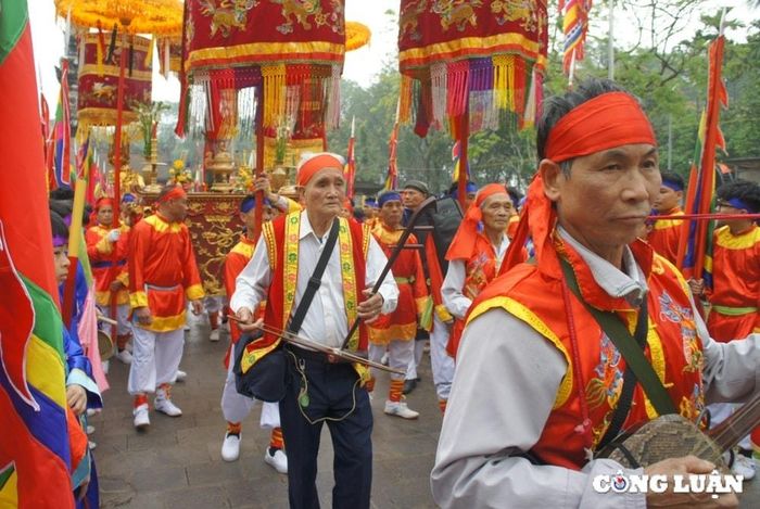 Đội bát âm trong đoàn rước