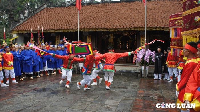 Nghi thức múa cờ trước lễ rước
