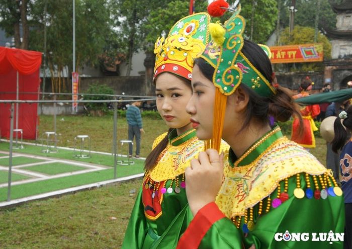 Thiếu nữ trong đội cờ người