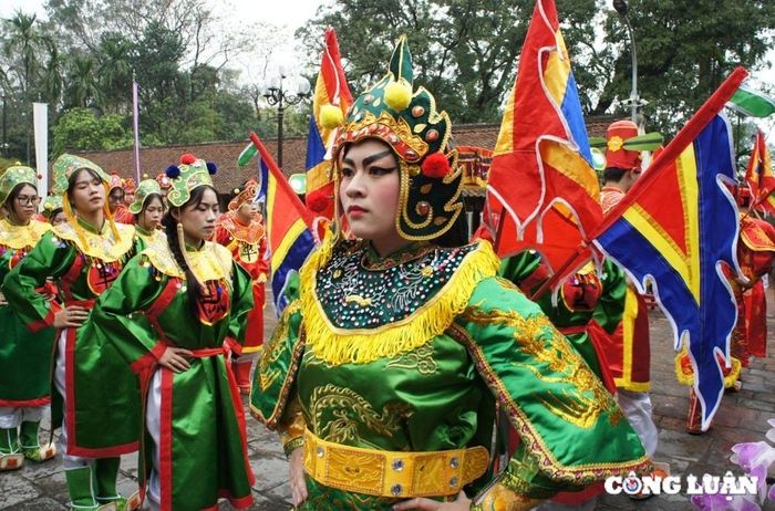 Đội cờ người chuẩn bị vào sân thi đấu