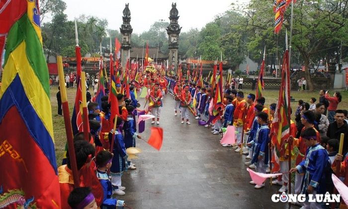 Đoàn rước khởi hành với đội múa cờ, múa sư tử đi đầu