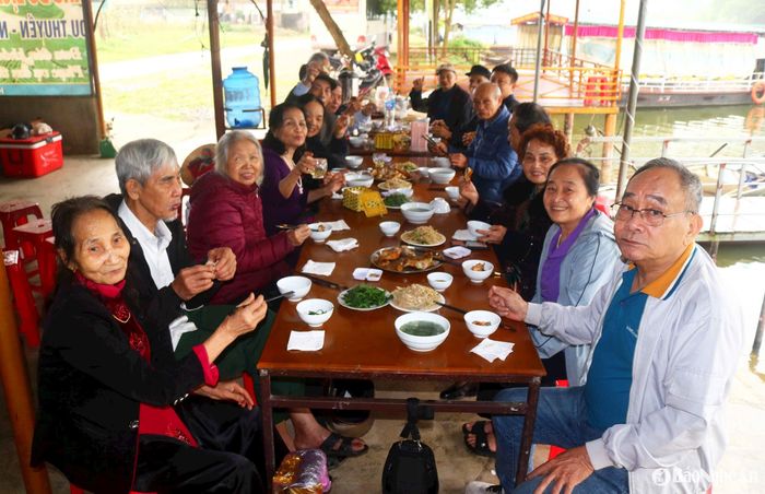 Các nhà thuyền làm dịch vụ chở khách tham quan đảo chè thường kiêm luôn phục vụ ăn uống, tiệc nhẹ trên thuyền, rất tiện lợi cho du khách. Những món đặc sản xứ Thanh như nhút nộm, gà nướng, tôm rang vừa ngon, vừa sạch, giá cả phải chăng luôn được du khách đánh giá cao. Ông Nguyễn Viết Lâm, chủ nhà thuyền Thuận Lâm (xã Thanh An) chia sẻ: “Mặc dù thời tiết dịp lễ này không thật thuận lợi, nhưng lượng khách vẫn khá đông. Những ngày cao điểm, gia đình tôi phải huy động thêm người để phục vụ tốt nhất cho du khách”. Ảnh: Huy Thư
