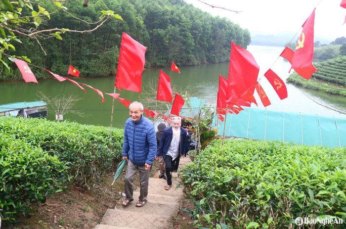 Trong dịp nghỉ lễ Giỗ Tổ Hùng Vương, đảo chè Cầu Cau như khoác lên mình tấm áo mới rực rỡ sắc màu. Xen giữa sắc xanh ngút ngàn của chè và nước hồ là những lá Quốc kỳ, Đảng kỳ, hồng kỳ tung bay, khiến du khách thêm phấn khởi và hào hứng. Ảnh: Huy Thư