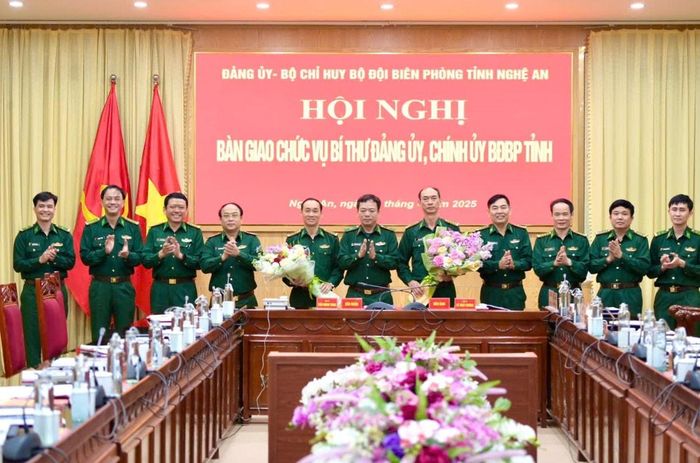 Thiếu tướng Nguyễn Văn Thiện - Phó Tư lệnh BĐBP tặng hoa chúc mừng các đồng chí giao, nhận chức vụ Bí thư Đảng ủy, Chính ủy BĐBP tỉnh Nghệ An. Ảnh: Lê Thạch