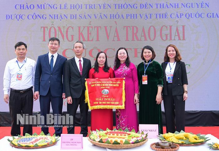 Ban giám khảo trao giải nhất cho Trường Mầm non Gia Thắng.