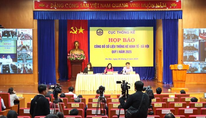 Đại diện lãnh đạo các đơn vị chuyên môn của Cục Thống kê trao đổi tại cuộc họp báo sáng 6/4.