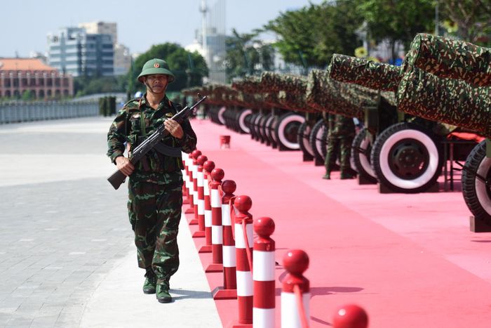 Khu vực quanh trận địa pháo đã được rào chắn cẩn thận và kiểm soát nghiêm ngặt nhằm đảm bảo an ninh tuyệt đối cho toàn bộ quá trình chuẩn bị.