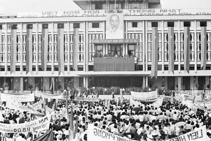 Nhân dân thành phố Sài Gòn mít tinh chào mừng Ủy ban Quân quản thành phố ra mắt 7/5/1975. Ảnh: Lâm Hồng Long - TTXVN