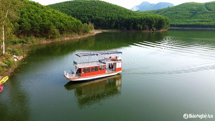 Đập Vệ Vừng hấp dẫn với những trải nghiệm đời thường, mộc mạc mà thú vị. Ảnh: Xuân Hoàng