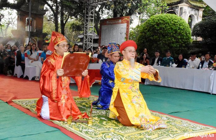 Nghi lễ đọc chúc văn tưởng niệm các Vua Hùng. Ảnh: Công Kiên
