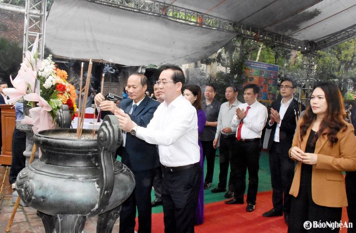 Lãnh đạo thành phố Vinh dâng hương tưởng niệm các Vua Hùng. Ảnh: Công Kiên