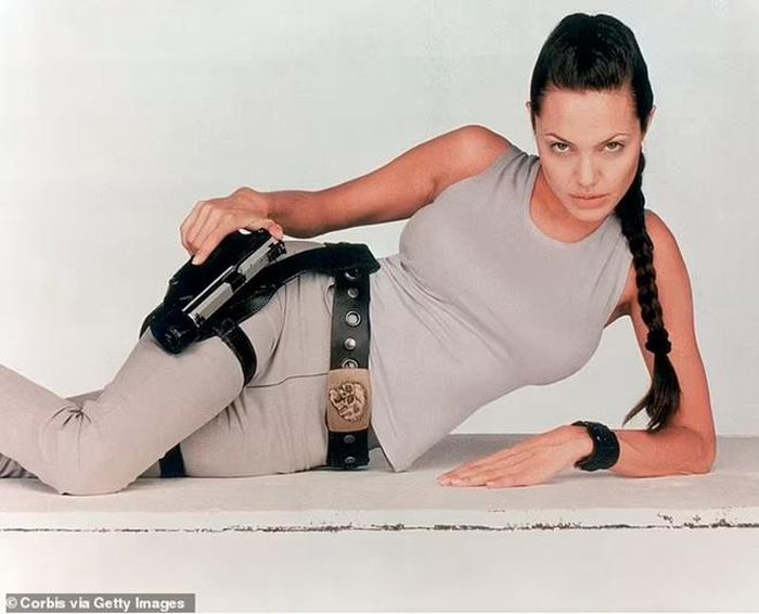 Hình ảnh Angelina Jolie khi đóng phim "Tomb Raider"