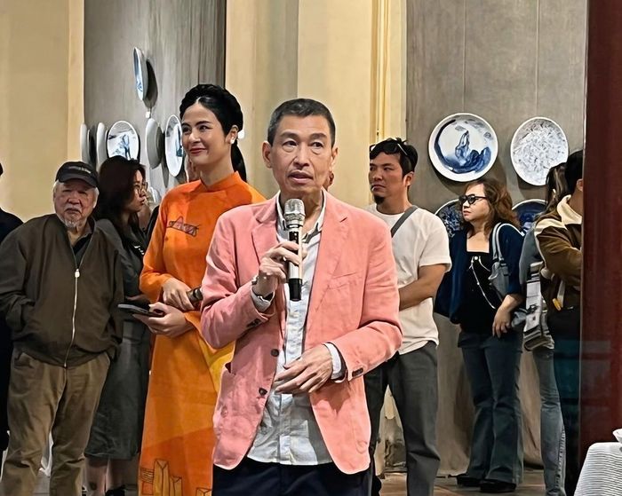 Giám tuyển Lê Thiết Cương chia sẻ tại triển lãm “Gốm Thiệp”