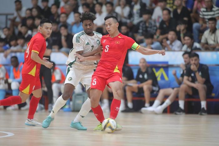 Mạnh Dũng cùng đồng đội có chiến thắng sát nút 2-1 trước Saudi Arabia tối 8-4. Ảnh: Đình Viên