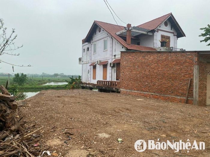 Tình trạng nhiều hộ dân xây dựng nhà ở kiên cố lấn chiếm lòng kênh Vũ Giang đã diễn ra trong nhiều năm qua, chính quyền cần sớm triển khai các biện pháp quyết liệt để xử lý dứt điểm, không để vi phạm kéo dài và lan rộng. Đồng thời, cần tăng cường công tác kiểm tra, giám sát chặt chẽ, nhằm ngăn chặn tình trạng người dân tiếp tục đổ đất san lấp lòng kênh để xây dựng nhà ở. Ảnh: Hải An