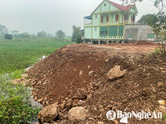 Trong số đó, nhiều ngôi nhà đã được xây dựng kiên cố với chiều cao từ 2 đến 3 tầng; một số hộ dân khác cũng đã đổ đất để chuẩn bị xây dựng trong thời gian tới. Ảnh: Hải An