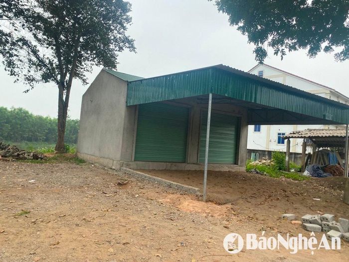 Từ 1994 và 1995, UBND xã Liên Thành đã giao đất ở cho 76 hộ dân tại khu vực dọc kênh Vũ Giang, đoạn từ Quốc lộ 7B đến cầu chợ Vẹo và từ cầu Thông về xã Khánh Thành, đồng thời thu tiền sử dụng đất. Điều đáng nói là phần đất được giao nằm ngay trong lòng kênh Vũ Giang. Ảnh: Hải An