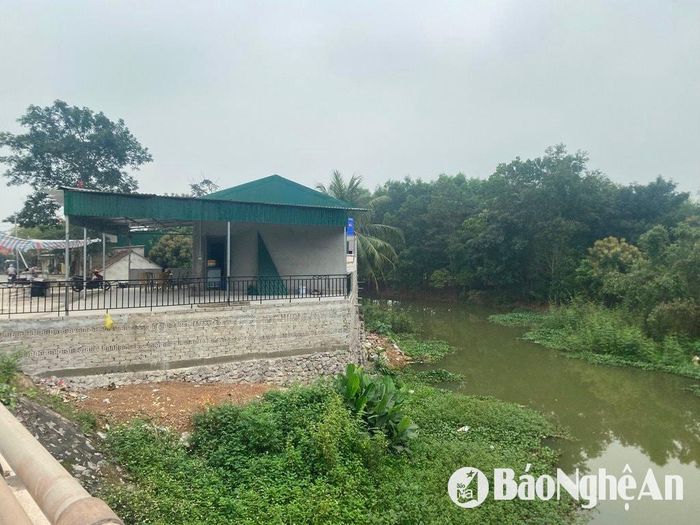 Một hộ dân xây nhà ngay tại khu vực cầu Vẹo xã Liên Thành gây ách tắc dòng chảy kênh Vũ Giang. Ảnh: Hải An
