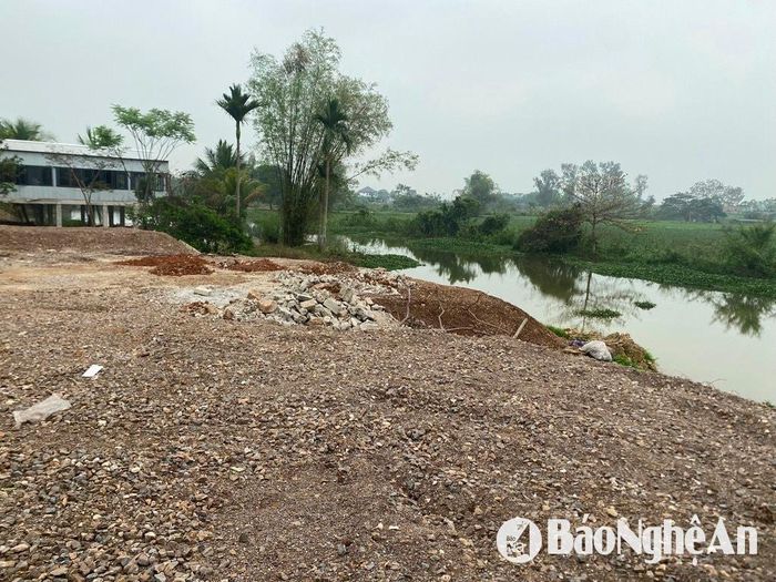 Mặc dù người dân đã nhiều lần kiến nghị xử lý, và chính quyền huyện cũng đã tiến hành kiểm tra thực tế, nhưng đến nay tình trạng vi phạm vẫn chưa được giải quyết dứt điểm. Ảnh: Hải An