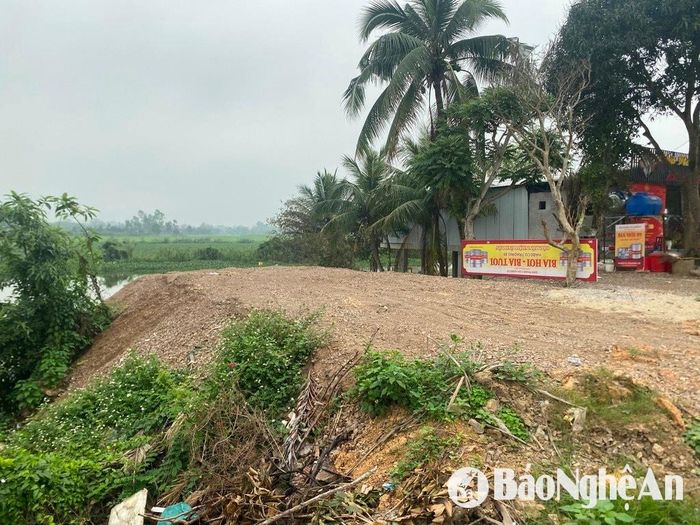 Kênh Vũ Giang đang bị "bức tử" do người dân đổ đất lấn chiếm dựng nhà. Ảnh: Hải An