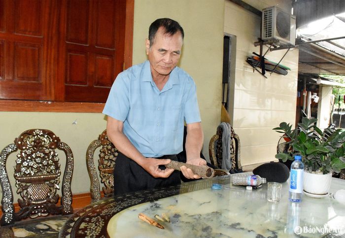 Ông Trần Văn Phúc và những kỷ vật tìm được khi khai quật hài cốt liệt sĩ. Ảnh: Công Kiên
