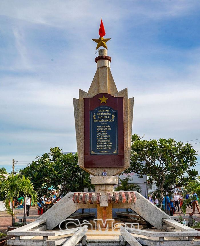 Tượng đài Khởi nghĩa Hòn Khoai tại thị trấn Rạch Gốc.