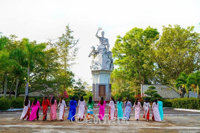 Quần thể Khu Di tích Văn hoá, Lịch sử quốc gia đặc biệt Bến Vàm Lũng tại thị trấn Rạch Gốc.
