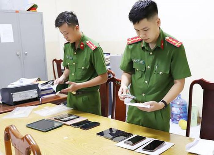 Lực lượng Công an thu giữ tang vật trong đường dây thu thập, mua bán dữ liệu thông tin cá nhân khách hàng trái phép của các công ty tài chính
