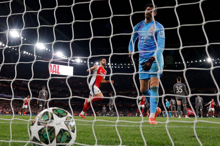  Thibaut Courtois - một trong những thủ môn xuất sắc nhất thế giới bay người trong sự bất lực trước hai tuyệt phẩm của Rice. Ảnh: The Guardian. 