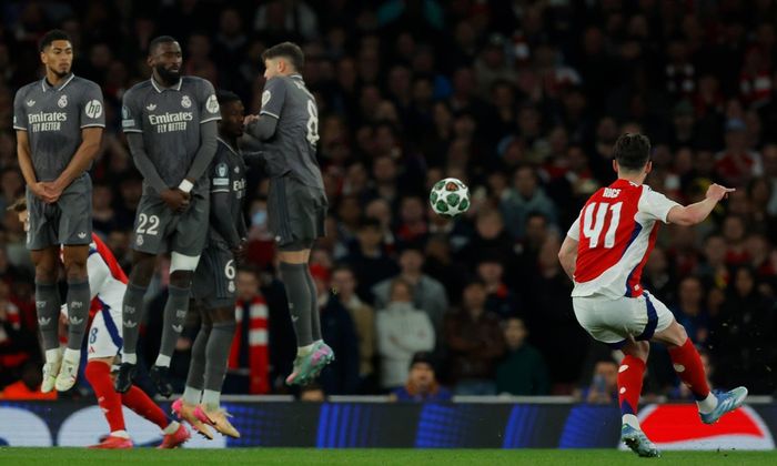  Đường cong tuyệt hảo mà Rice tạo ra đánh sập Real Madrid. Ảnh: The Guardian. 
