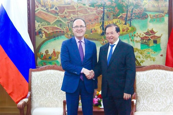 Thứ trưởng Tạ Quang Đông tiếp Đại sứ Gennady Bezdetko