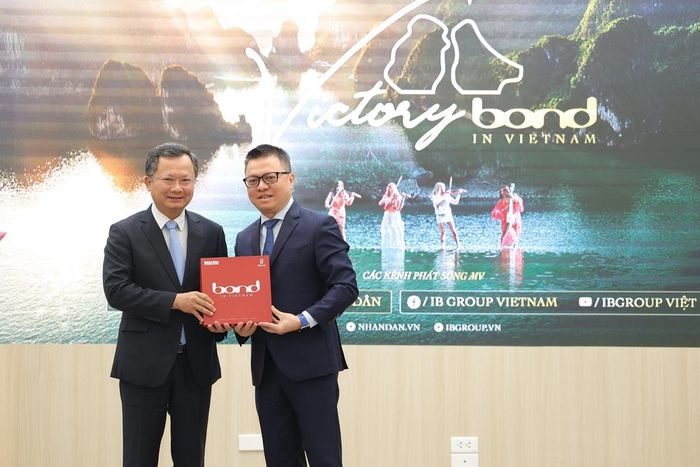 Tổng Biên tập Báo Nhân Dân Lê Quốc Minh trao tặng MV cho Phó Chủ tịch Ủy ban nhân dân tỉnh Quảng Ninh Cao Tường Huy