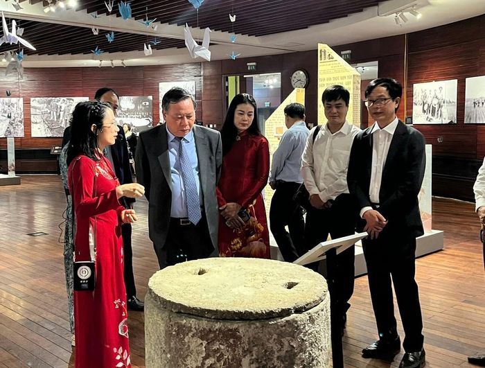 Đại biểu tham quan triển lãm