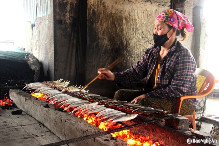 Người làm nghề nướng cá phải dạn dày kinh nghiệm để chọn lựa được cá tươi ngon, hiểu rõ từng loại cá và cách chế biến phù hợp, đặc biệt là kỹ thuật nướng sao cho cá chín đều, không bị cháy mà vẫn giữ được độ mềm ngọt tự nhiên. Luôn phải làm việc trong môi trường nhiệt độ cao và quần áo luôn bị ám mùi khói, tuy nhiên, với đôi tay khéo léo và niềm đam mê nghề, những người làm nghề nướng cá vẫn kiên trì, tạo nên những món ăn ngon phục vụ du khách. Ảnh: Q.A