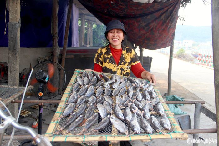 Bà Lê Thị Chung, phường Nghi Thủy, TP. Vinh đã có hơn 40 năm làm nghề nướng cá. Công việc tuy không quá vất vả nhưng tốn thời gian vì phải dậy sớm và làm mãi tận đêm mới xong việc. Có những ngày cao điểm mùa du lịch, gia đình nướng 3 - 4 tạ cá để phục vụ nhu cầu của du khách. Ảnh: Q.A