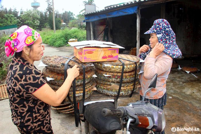 Cá sau khi nướng được thương lái mang đi nhập tại các chợ, các nhà hàng, quán ăn... Nghề nướng cá tại vùng biển Cửa Lò đã trở thành một phần không thể thiếu trong đời sống người dân nơi đây, không chỉ là nghề mưu sinh mà còn là niềm tự hào về ẩm thực đặc trưng của vùng biển. Ảnh: Q.A