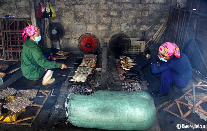 Từ sáng sớm, những hộ dân làm nghề nướng cá tại các phường Nghi Thủy, Nghi Hải... đã bập bùng ảnh lửa hồng. Mùa du lịch đang đến gần, sản lượng cá nướng cũng vì thế mà tăng dần lên, tay chân bà con làm nghề không ngớt việc. Ảnh: Q.A