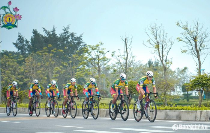 Chặng 7 (10/4/2025) sẽ có lộ trình: Từ TP. Vinh đi Hà Tĩnh - Quảng Bình, cự ly 197,5 km. Xuất phát từ Quảng trường Hồ Chí Minh, qua ngã tư Trường Thi - An Dương Vương, bùng binh rẽ trái vào đường Lê Duẩn, đường Nguyễn Du, cầu Bến Thủy 1 và sang Hà Tĩnh. Ảnh: Đức Anh
