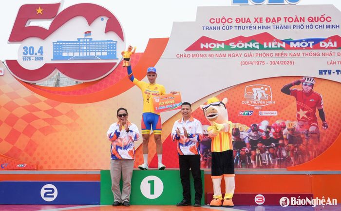 Sau chặng 6, Loic Desriac (Dược Domesco Đồng Tháp) tiếp tục bảo vệ thành công chiếc áo vàng chung cuộc. Ảnh: Đức Anh