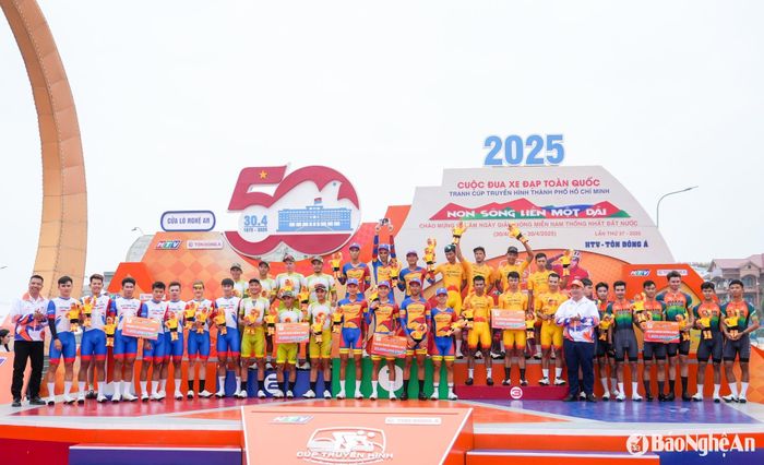 Kết thúc chặng 6 Ban tổ chức đã trao các giải đồng đội. Theo đó, Dược Domesco Đồng Tháp xếp thứ Nhất, tiếp sau là Tập đoàn Lộc Trời An Giang và TP. Hồ Chí Minh. Ảnh: Đức Anh