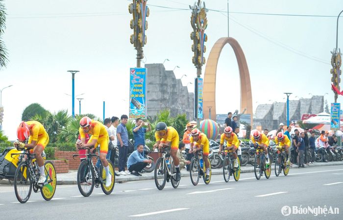 Cuộc đua đã thu hút sự chú ý của đông đảo người dân và du khách. Ảnh: Đức Anh